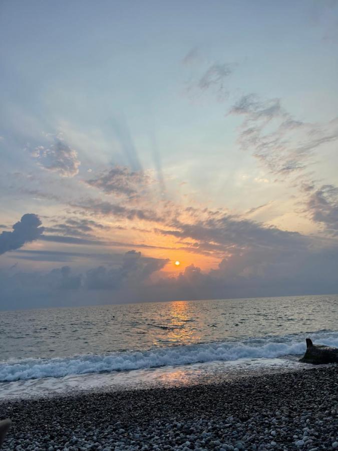 Апартаменты На Берегу Gagra Esterno foto